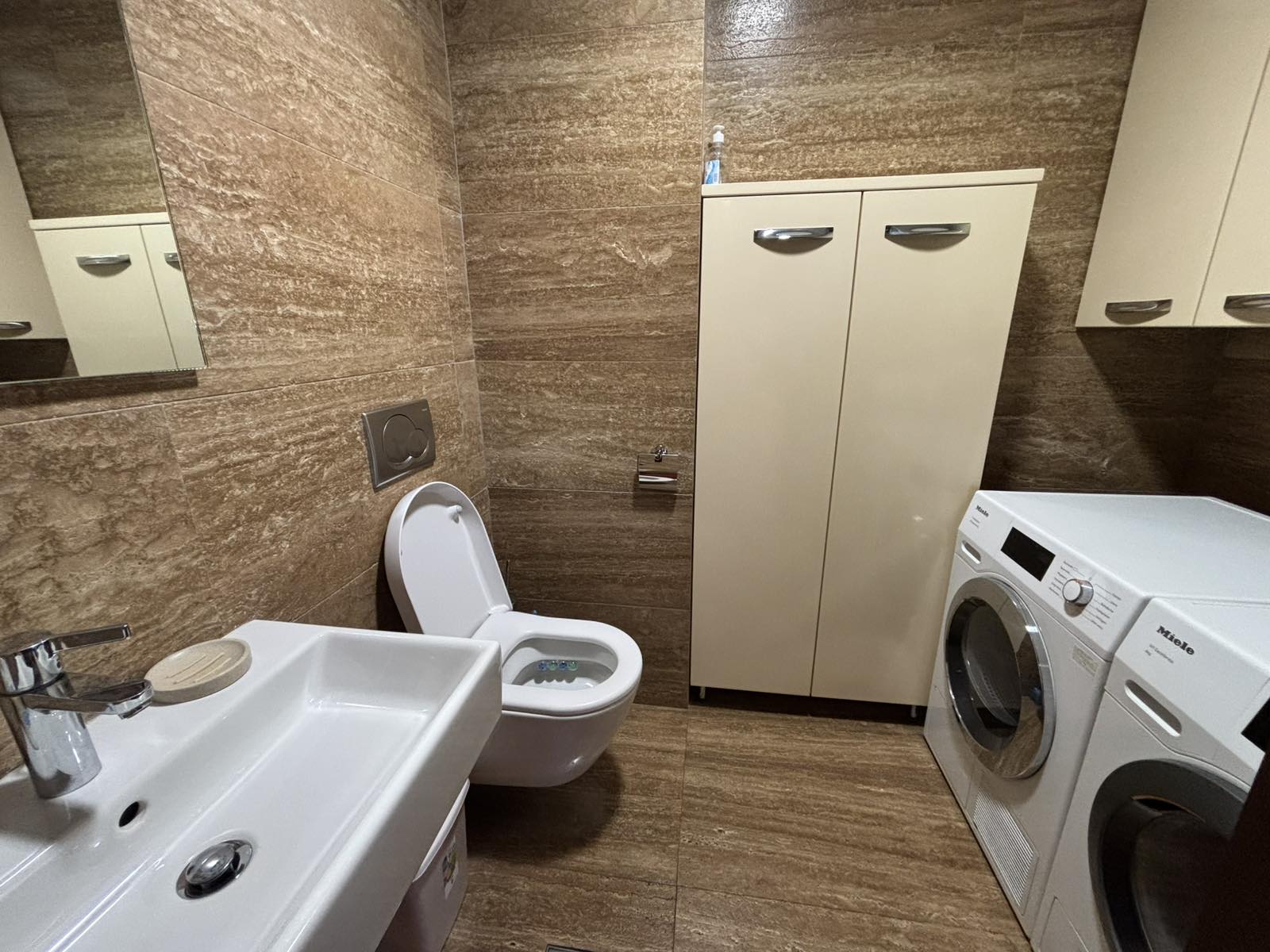0199f5ce-5b15-4c03-9fa5-cc7a3abf27e7.jpg