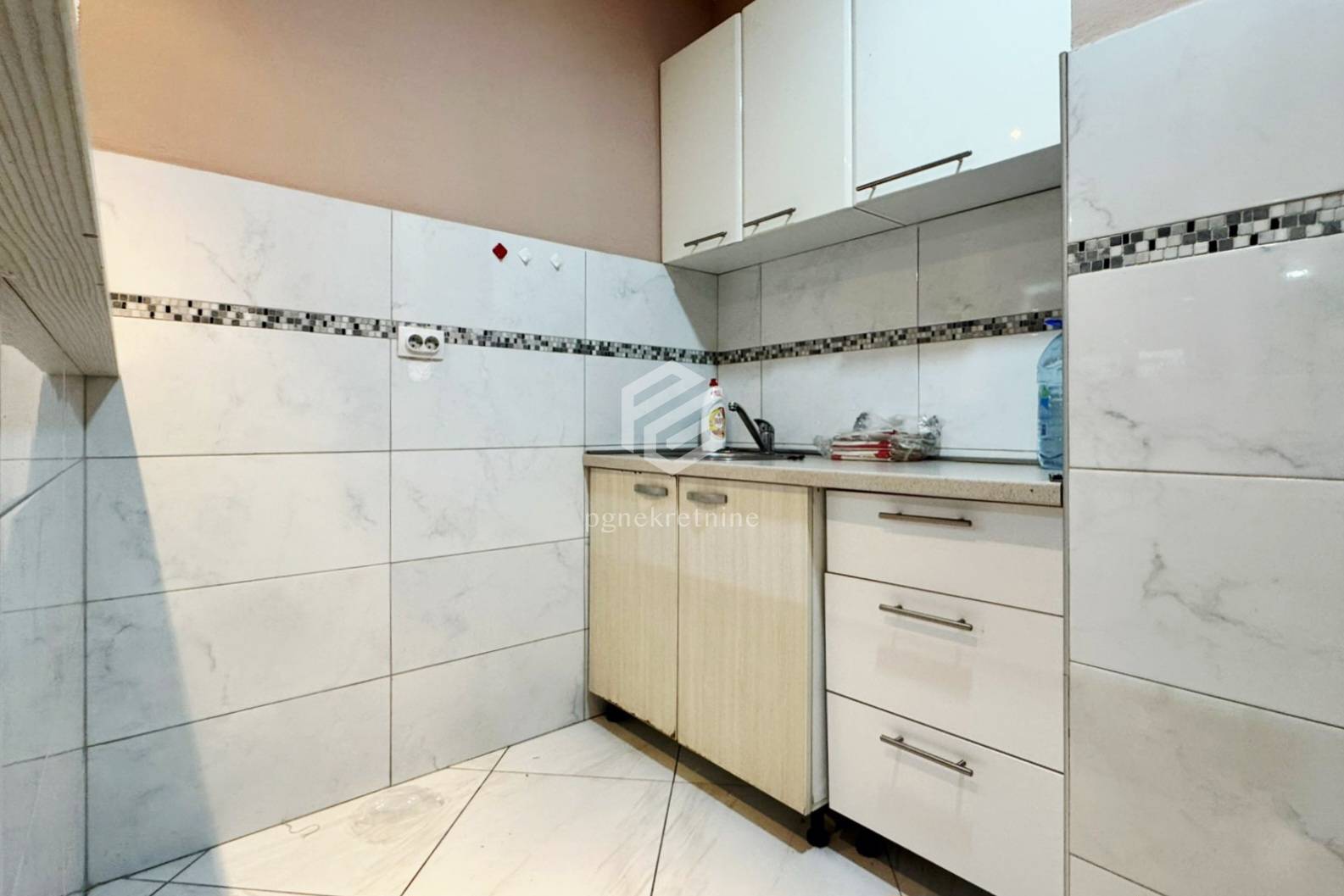 4b16aed5-cea8-462b-b2a2-1d84d48b6b60.jpg