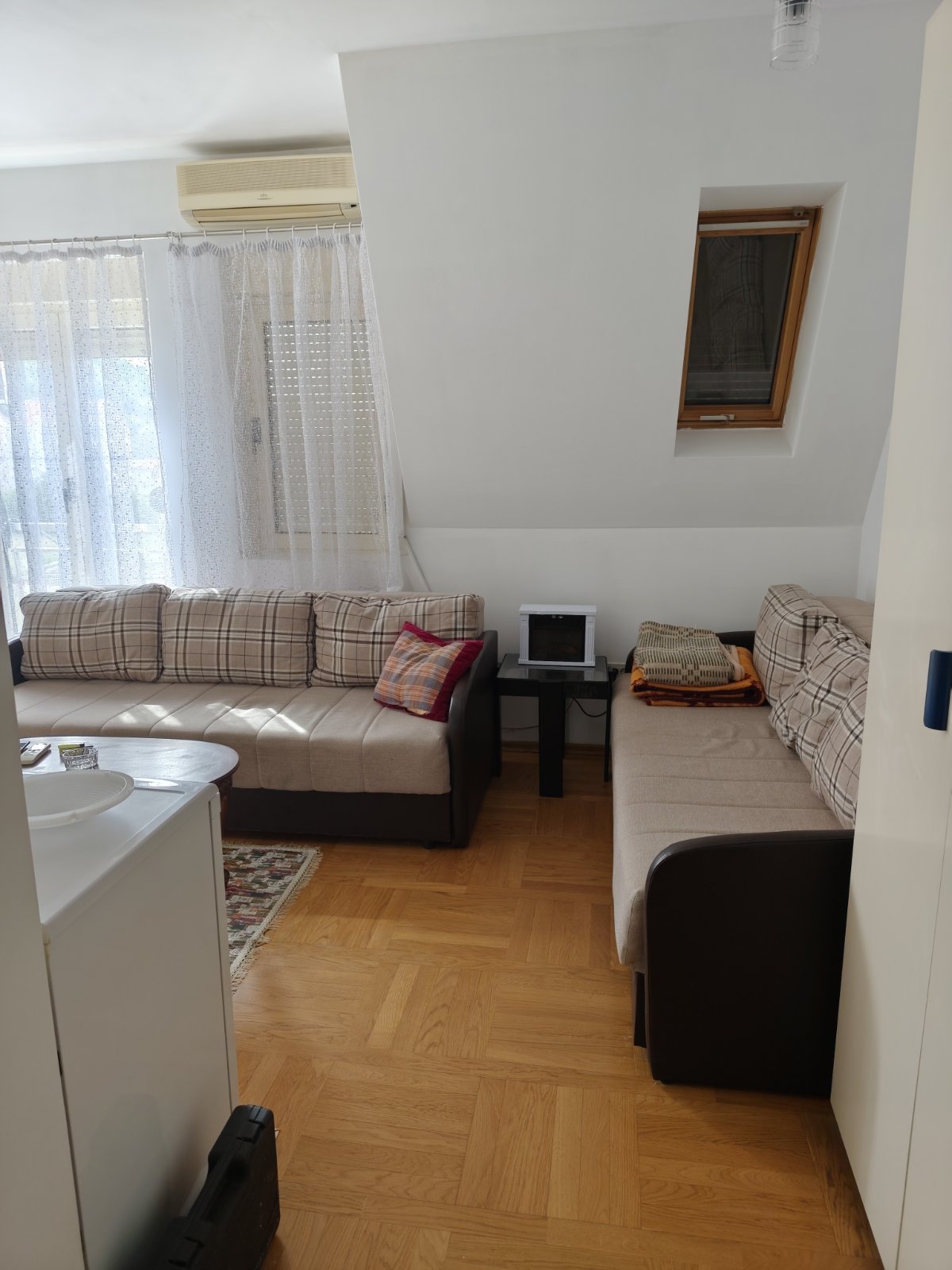 70a10ac7-a7b6-4baa-adbb-0d7a4eb96a82.jpg