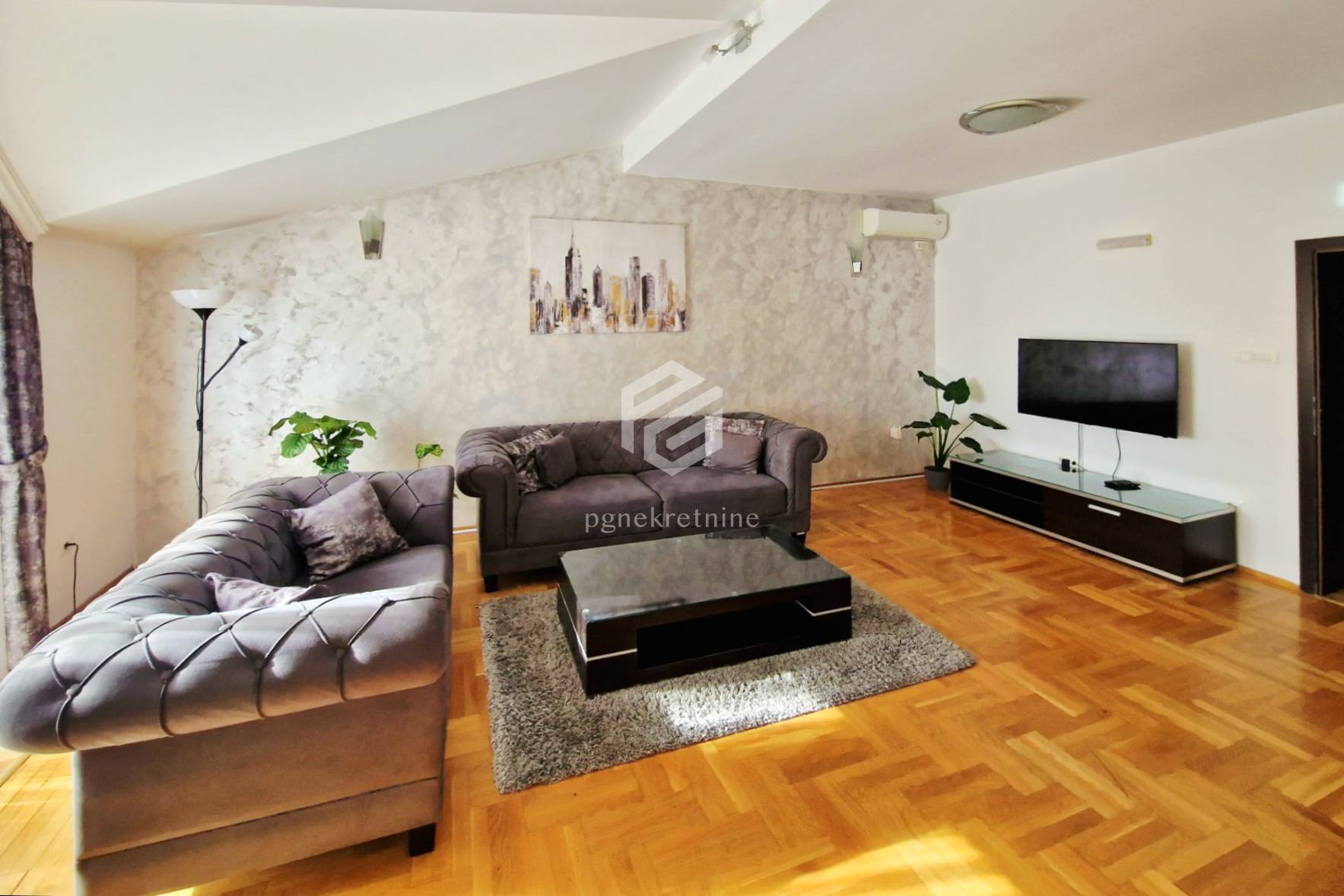 Izdavanje - Stan Podgorica, Tološi