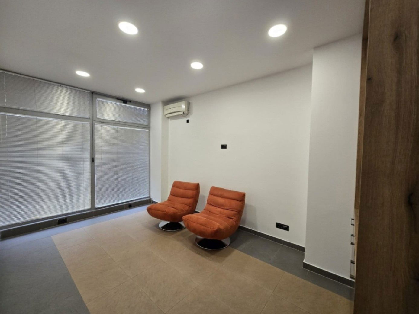 Оренда - Офісне приміщення Podgorica, Blok 9