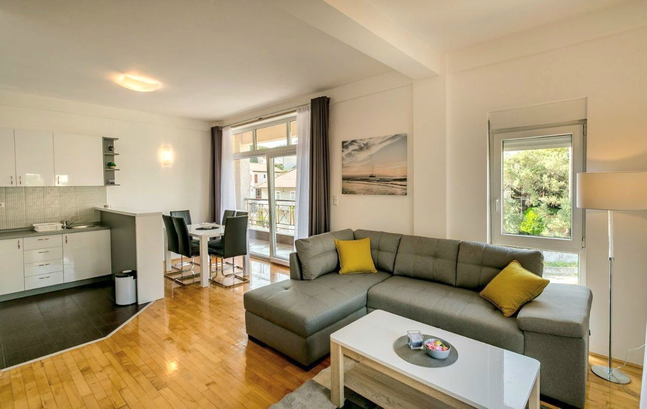 Izdavanje - Stan Herceg Novi, Topla