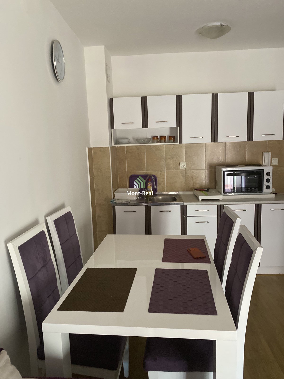 8f9663a8-de32-45d6-8d43-4d945dea3bc8.jpg