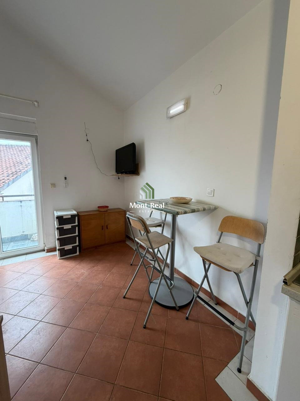 ad0652e6-34a0-451b-b7d7-77ca1c831079.jpg