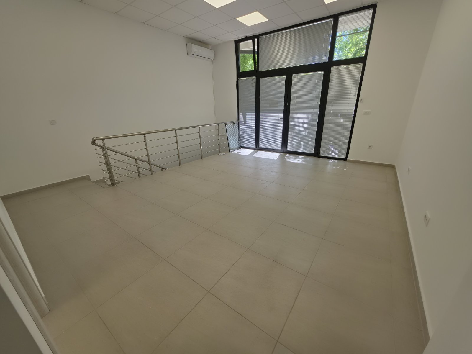 Kiralık - İş yeri Podgorica, Blok 6