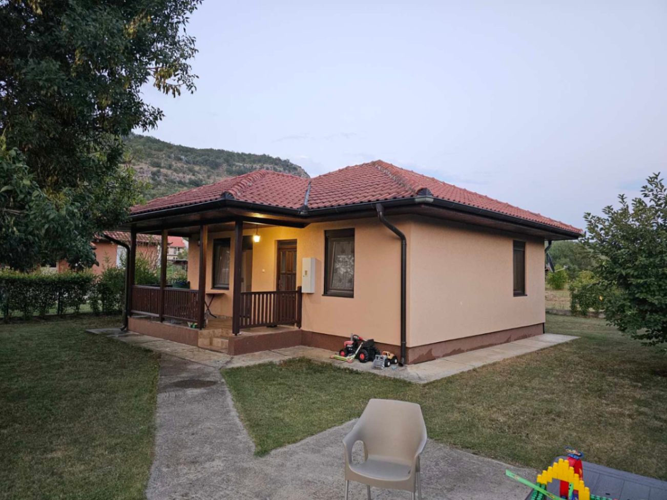 Izdavanje - Kuća Podgorica, Pričelje