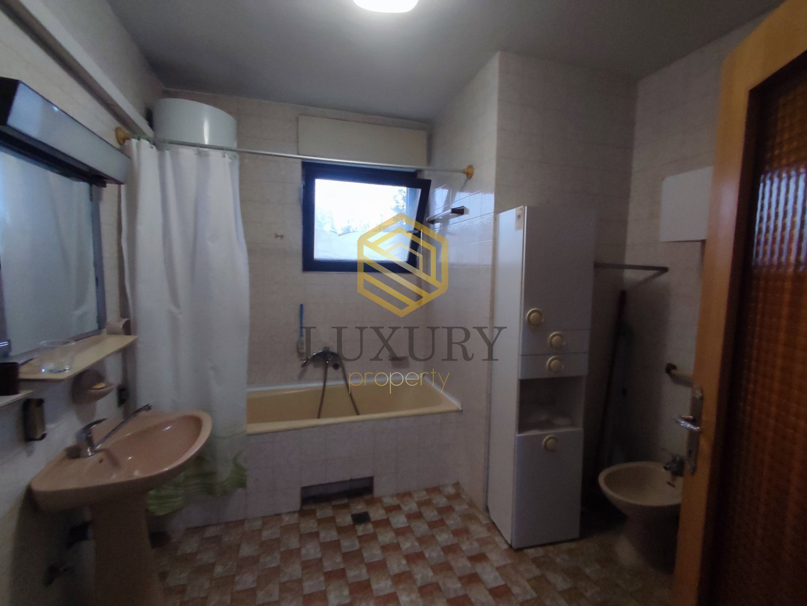bb78ce7a-efa5-4c53-8cdc-af0d10f3f089.jpg