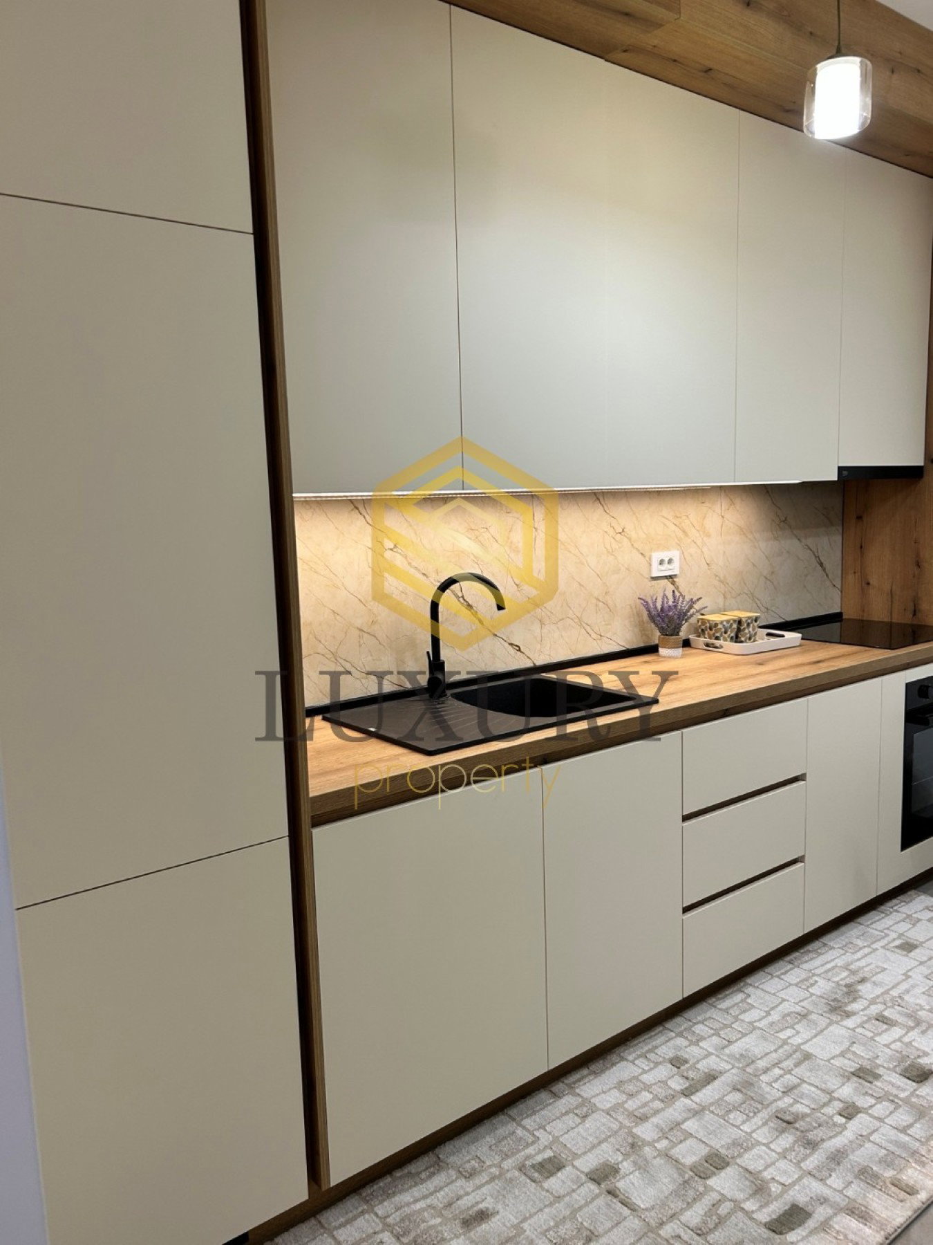 beb192ce-c1c2-4f06-bdf9-f44883fbbef7.jpg