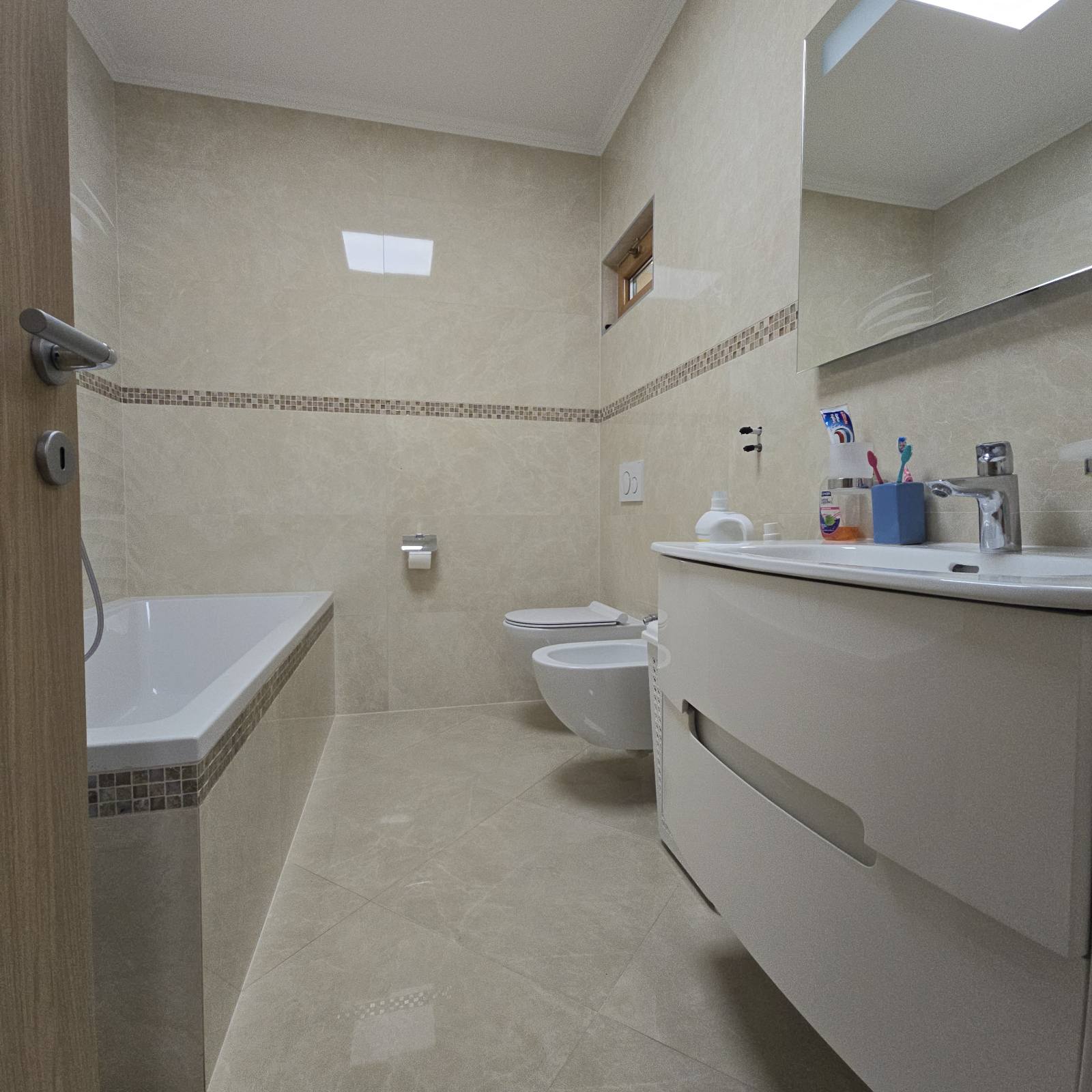 d9bc3d3d-eb4b-4b1f-aa47-5d82222a27c1.jpg