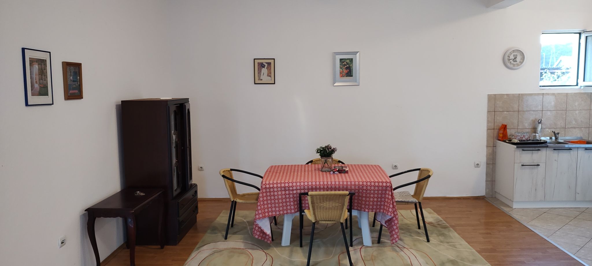 e29a7511-51d7-490c-8d9e-d0fee5017fae.jpg