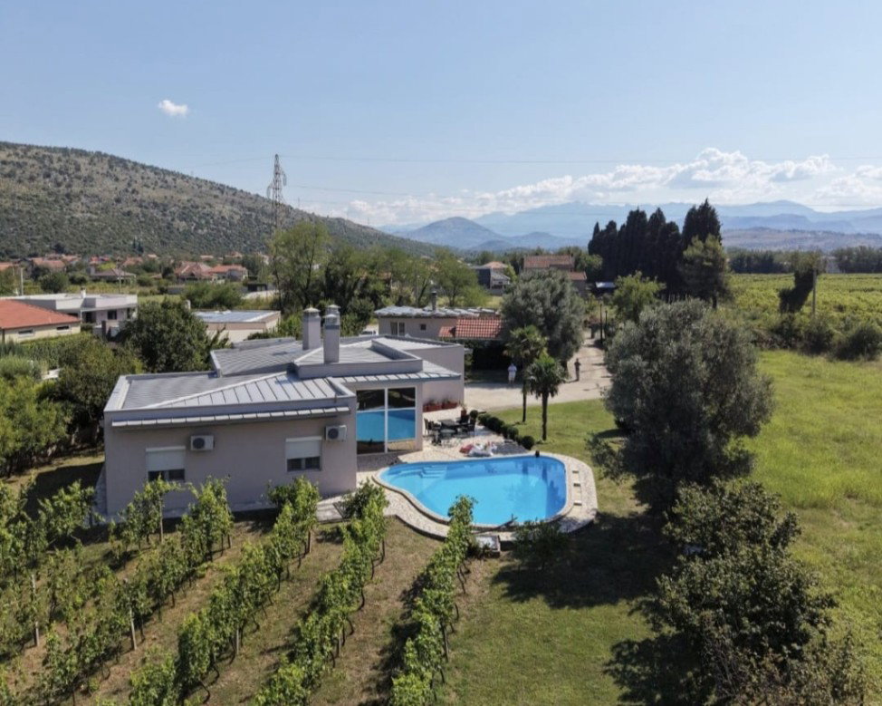 Izdavanje - Kuća Podgorica, Tološi