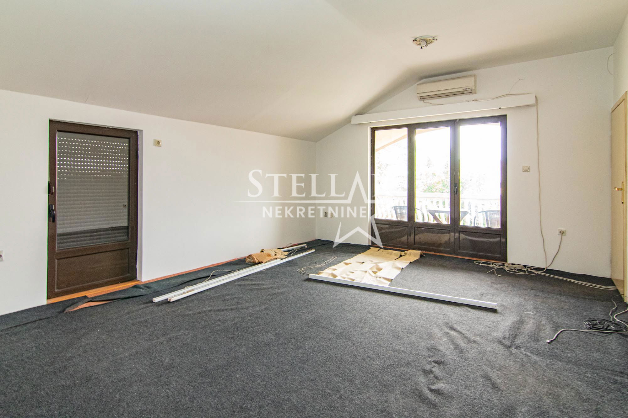 f4351cc4-5a0d-4199-85bd-33b3ab0158de.jpg
